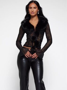 A VINTAGE FIT LACE TRIM SHIRT IN BLACK- Size XS